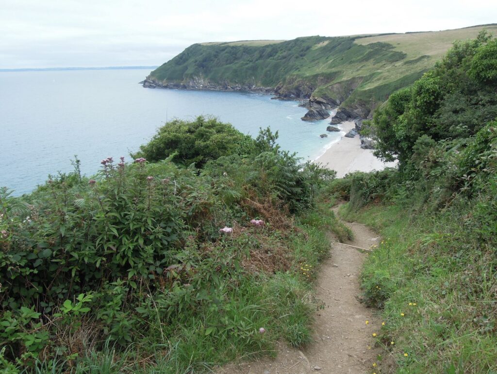 Steep descent to the Lantic Bay